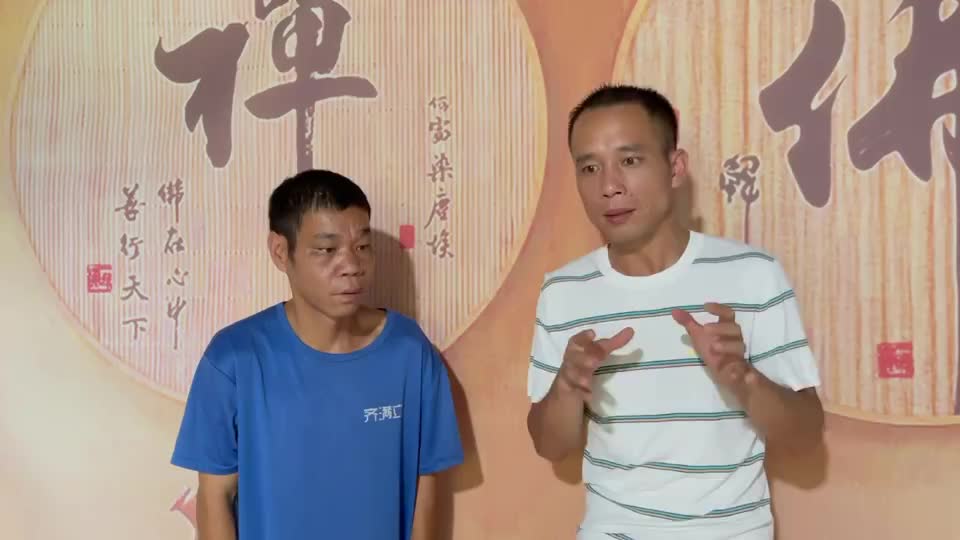 建鹏养的鸡再也不愁卖了,小辉帮他筹备好,就等着发货了