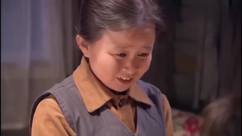 笑笑真是爱杜娟,晚上还要和她挤在一起,怕起床不见她