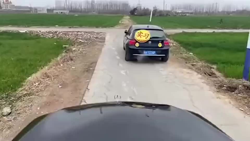 老婆非要自己开车回农村,这下好了,全村人都知道你是新手了