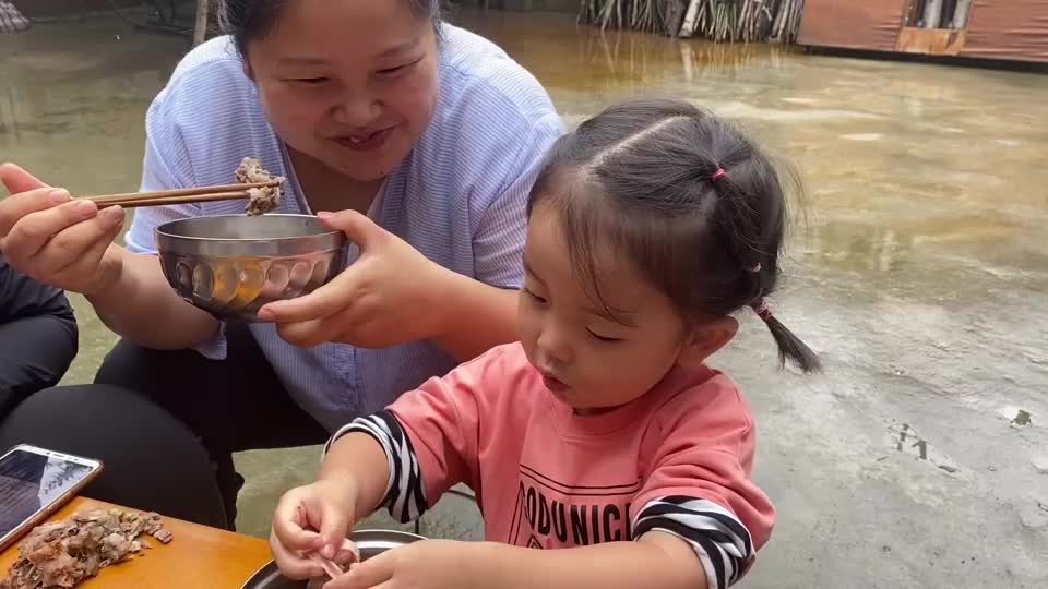 听说老妈受了欺负，姑姐冒雨带外甥回娘家，要狠狠教育弟妹