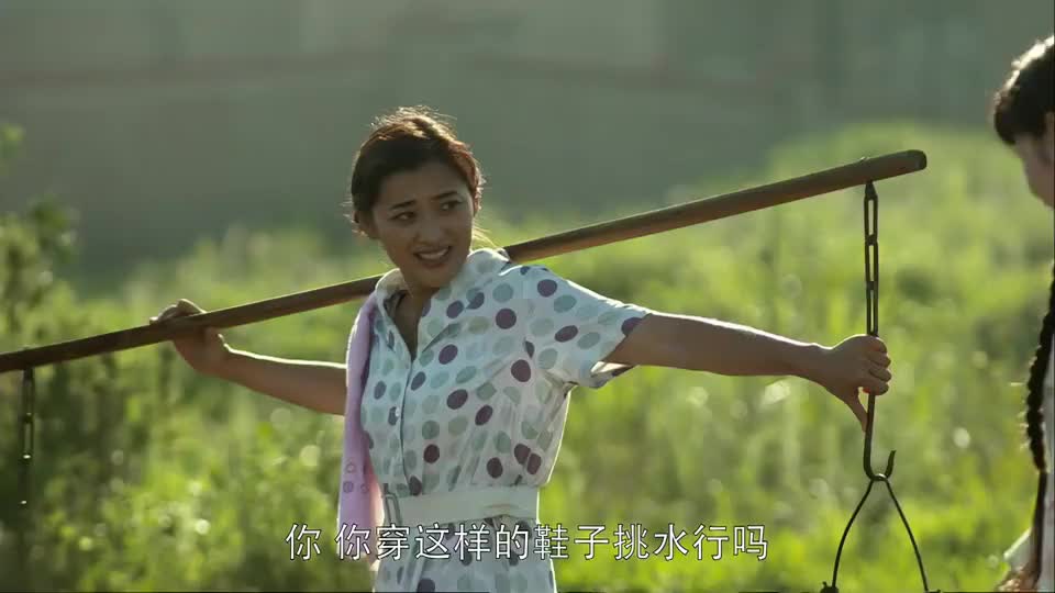 精彩影视安杰高跟鞋挑水偶遇海军路过摔了一大跤