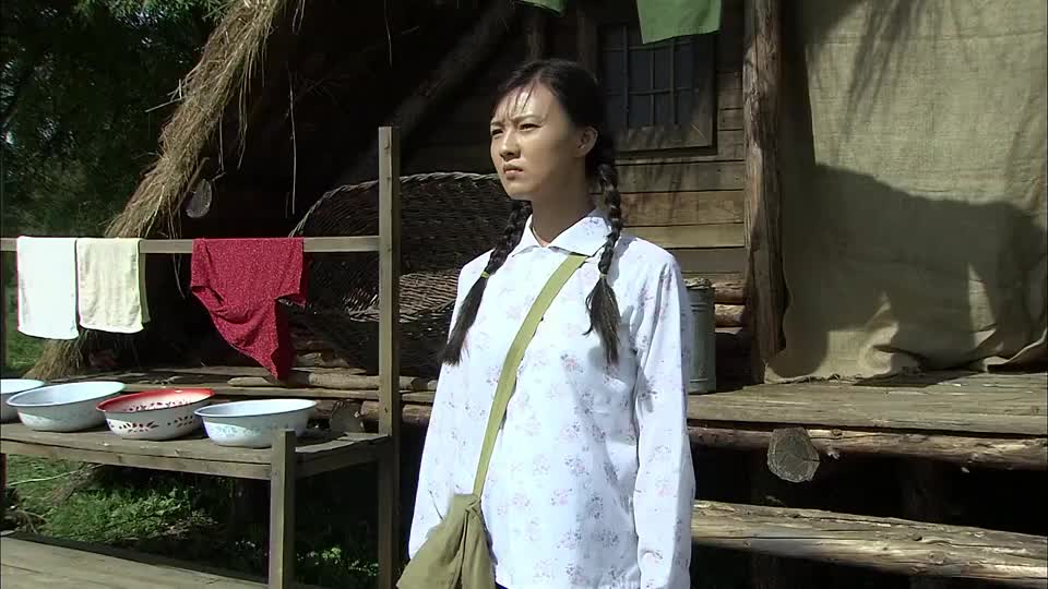 知青:周萍不小心迷路,顺着香味来到锅边,私自盛鱼汤喝