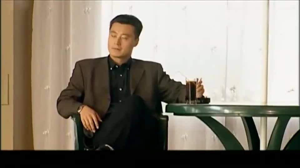 绝不放过你陈一龙一脸嚣张的说话被魏涛一脚踢进水里真解气