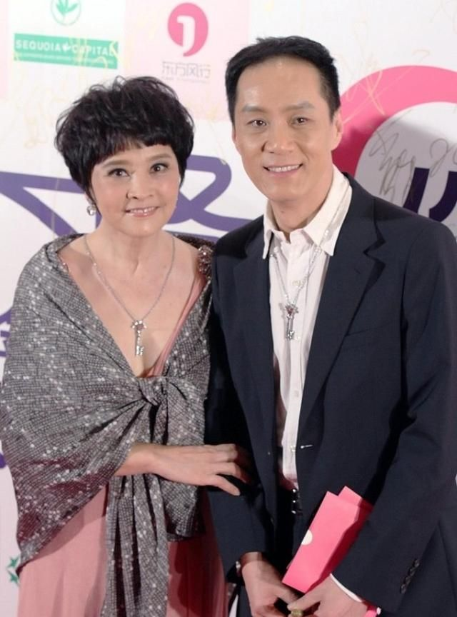 梁丹妮真是太有贵妇感了虽然比老公冯远征大三岁但看着真高贵