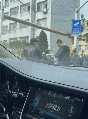 女友新买的裤子非要问我好不好看，我看完顿时感觉好饿啊哈哈哈哈休闲区蓝鸢梦想 - Www.slyday.coM