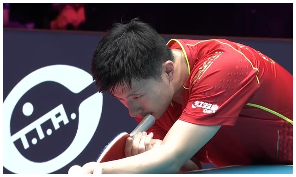 马龙利用远台正手追身球追分,徐晨皓稳住局面,最后一球,马龙接发球