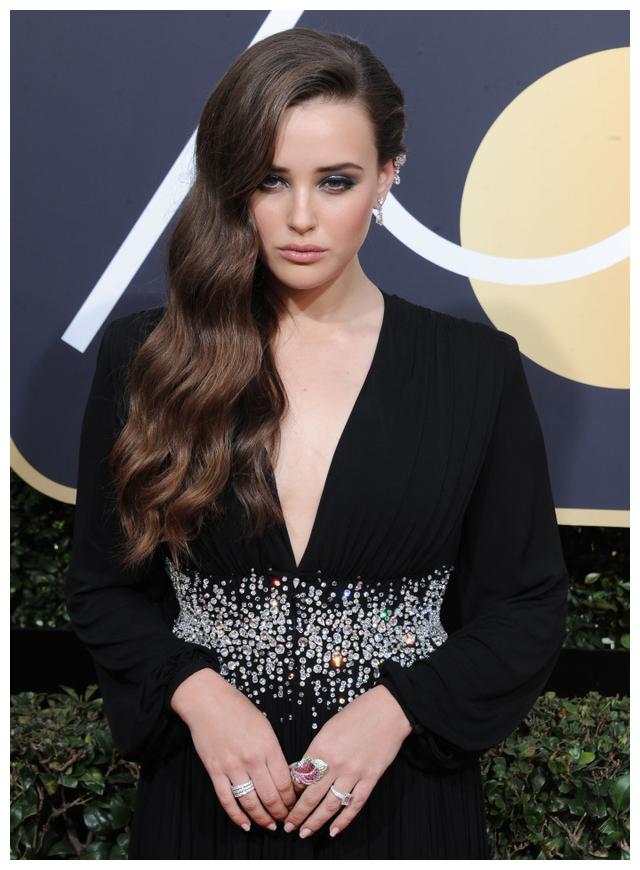 她曾经是一名游泳运动员,后被誉为"小朱莉"