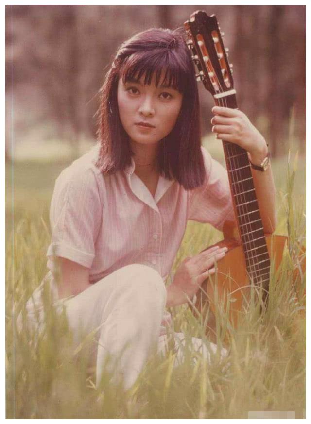 银霞是上个世纪七十年代罕有的高学历女星,她的姐姐是著名影星甄珍