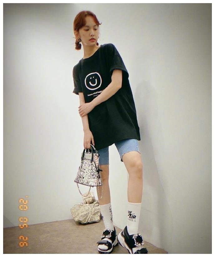 杨丞琳凉鞋配白棉袜潮范十足 坐楼梯间摆拍显酷帅