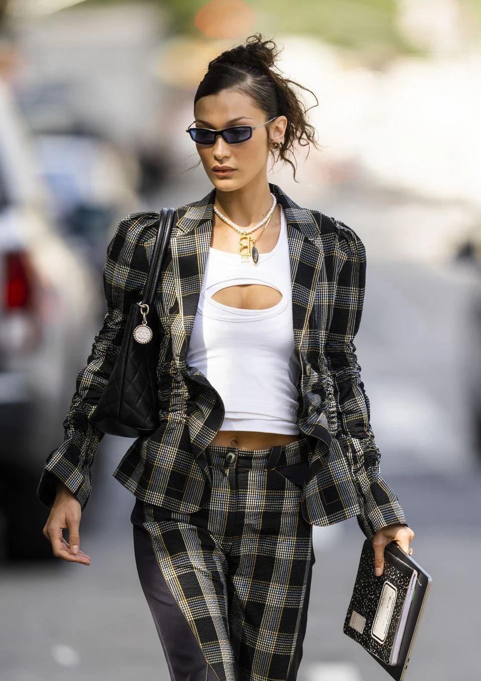 贝拉哈迪德穿着超酷的西服套装搭配露脐白色t恤现身街头