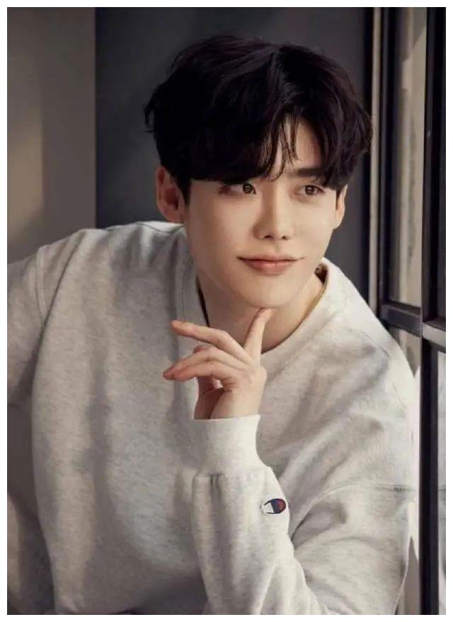 中分长发显油腻?李钟硕到底帅不帅,这是个问题