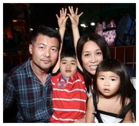 那英带女儿在伦敦逛街双手抱拳态度有点凶女儿站原地发呆