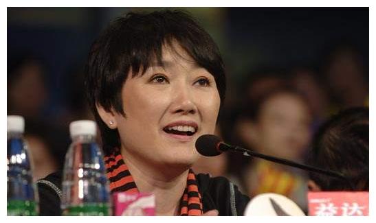 她多次登上春晚舞台,是王刚的前妻,今60岁还是单身一个