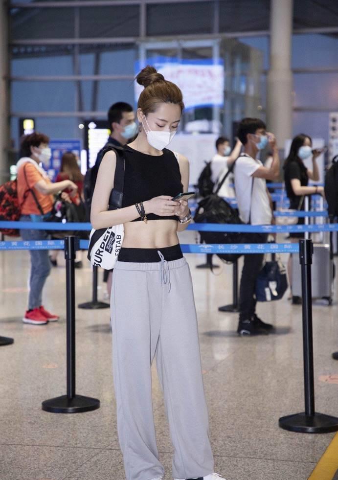 最近忙于练舞出道的白冰姐姐,大多穿搭都是宽松的运动风,但尽管如此她