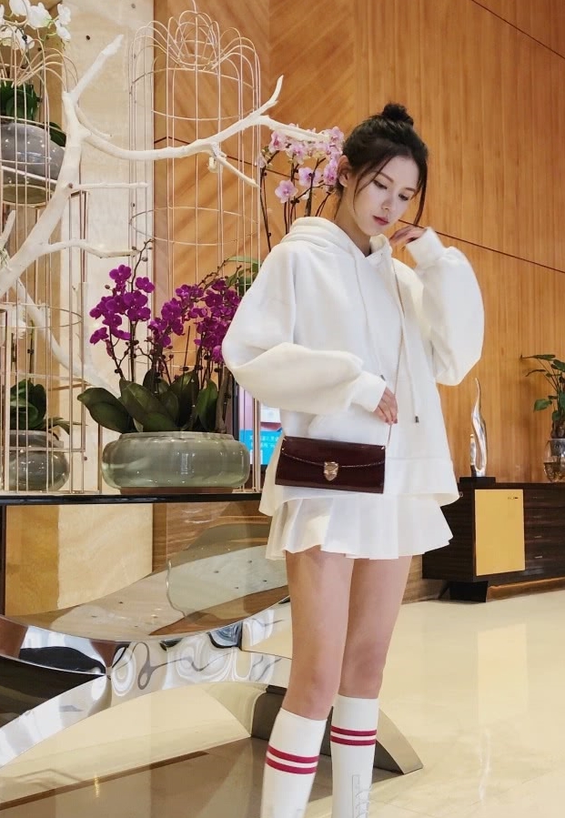 张予曦现身机场,牛仔短裤配西装也不丑,网友:关键身材好!