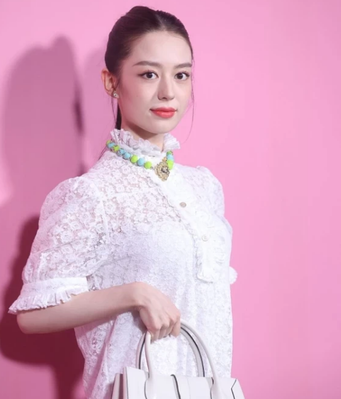 吉娜产后出席时尚活动,对镜比心少女感十足,腿纤细被赞漫画腿_高清