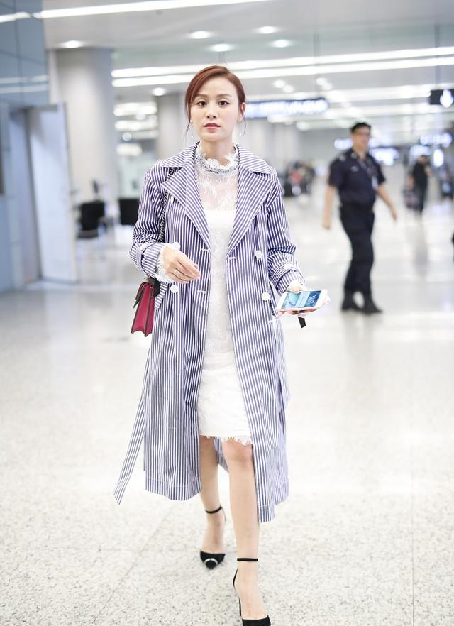 叶一茜现身走机场,风衣配白裙气质清新,红白蓝搭配清爽又减龄