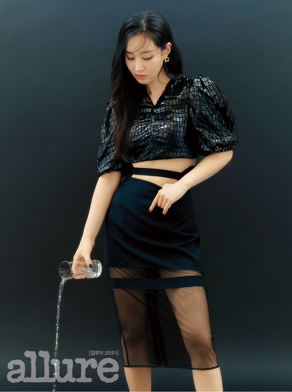 权俞利《allure korea》8月刊画报公开,从史剧女神变身画报匠人