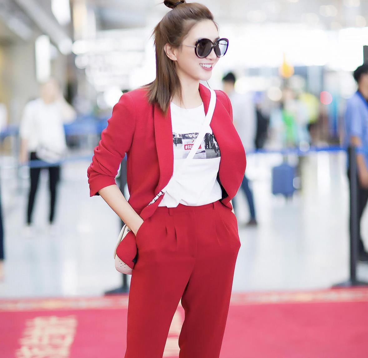 俞飞鸿从骨子里散发的高级感,穿枣红色西装套装出席活动,超漂亮__财经