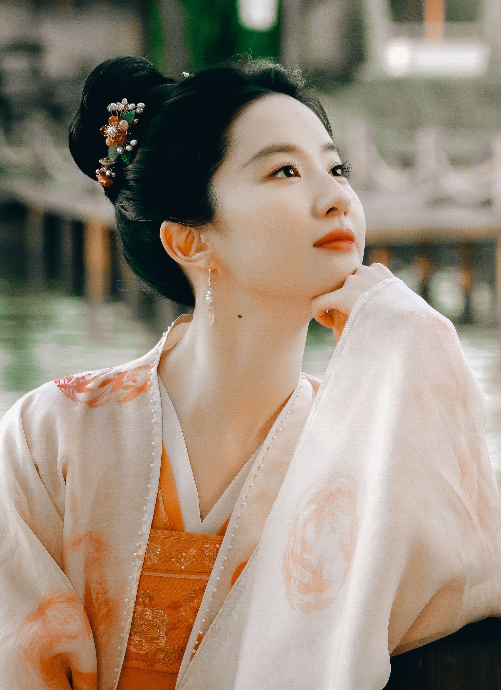 在古装剧《梦华录》里,刘亦菲与陈晓首次合作饰演情侣,一个曾是仙气