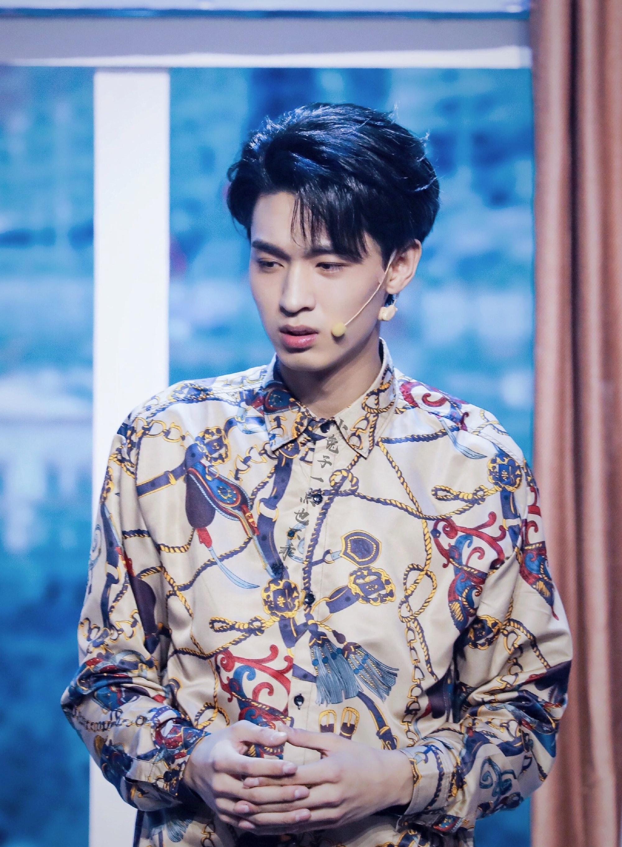 男生应该试试花衬衫潇洒又帅气欢乐喜剧人秦霄贤又圈粉