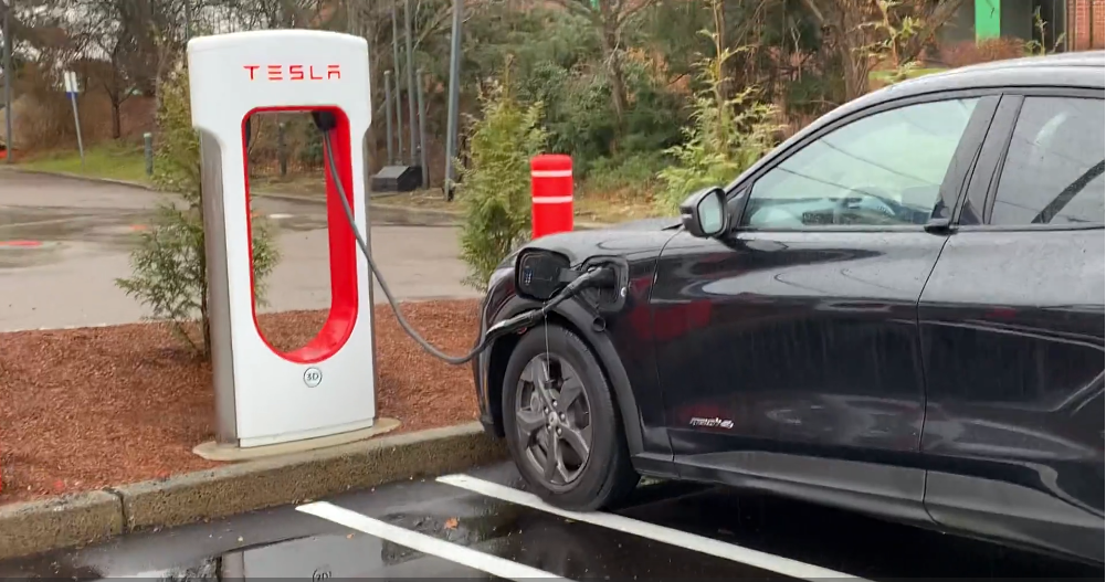 美国特斯拉充电桩成功为福特野马 mach-e 充电-新浪汽车