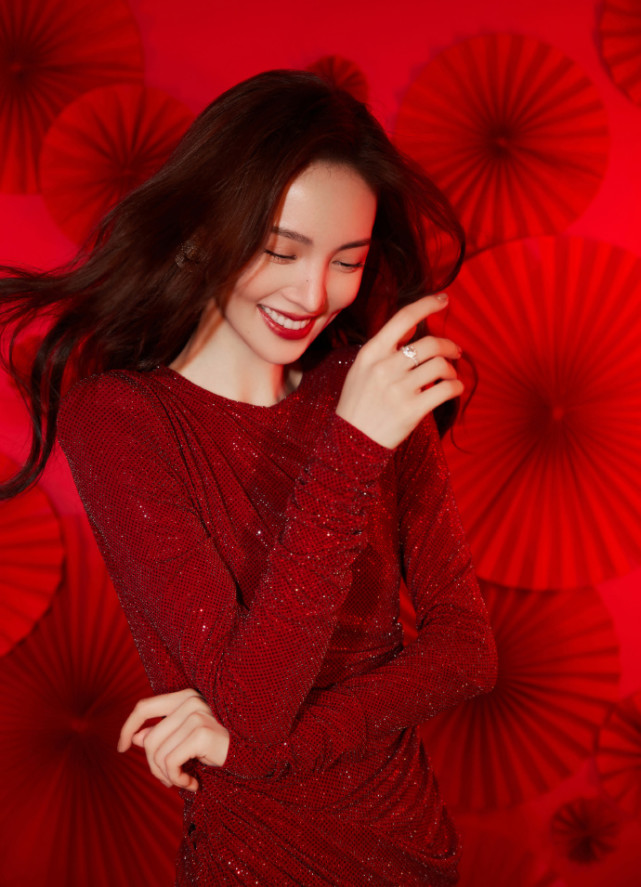 金晨一袭红裙秀身材 美艳迷人