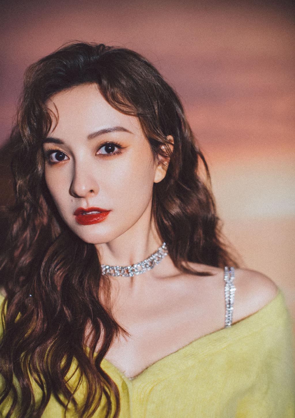 吴昕节目造型羊毛卷搭配红唇复古唯美自曝曾参加超女海选