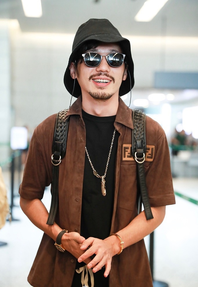 墨镜白宇成熟帅气大叔街拍个性穿搭写真