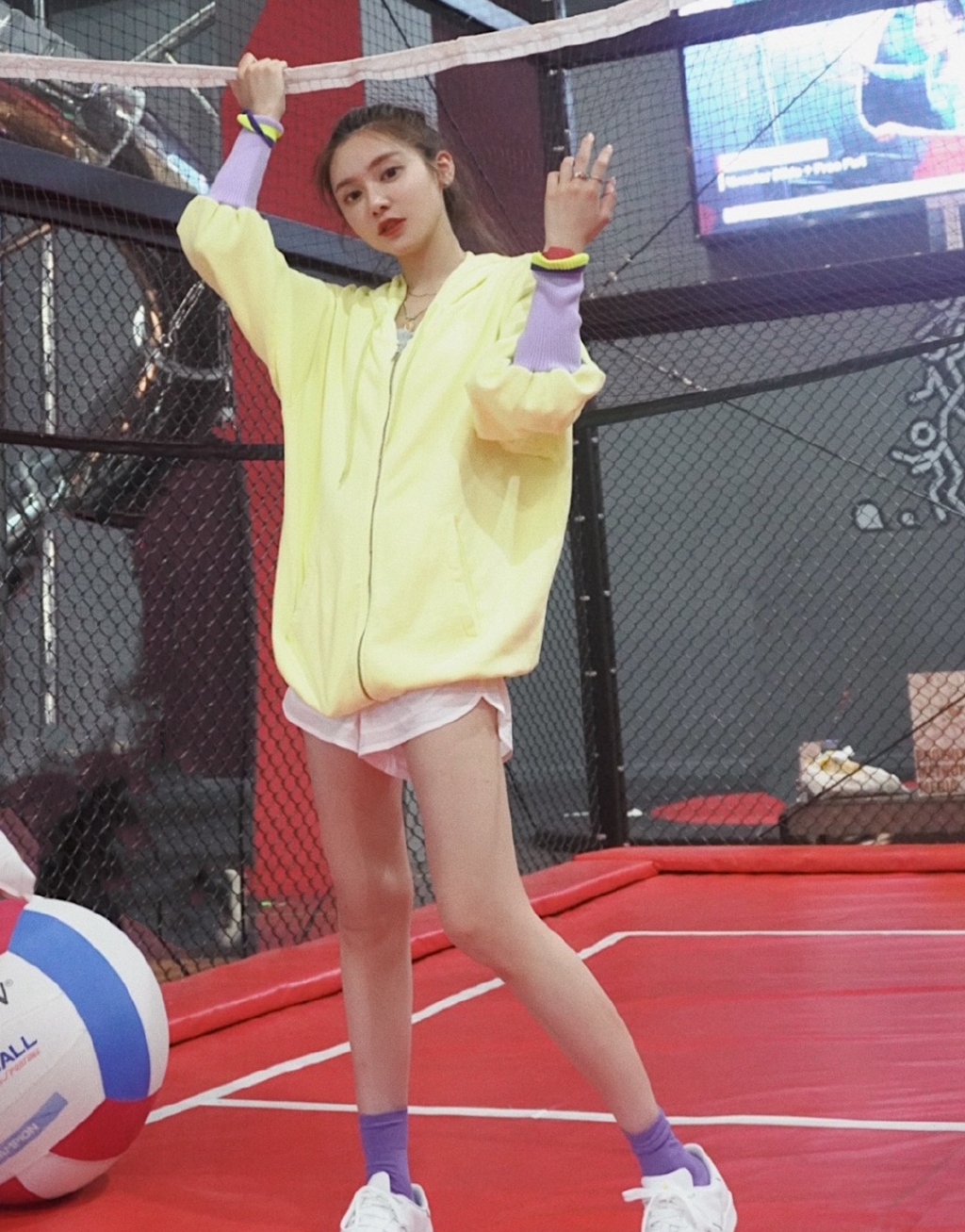 美娜参加节目晒出新照片!帽子颜色不友好,豪车并非自己购买