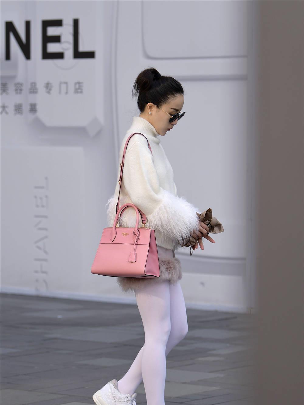 很独特的白色丝袜搭配白色运动鞋时尚街区都少见