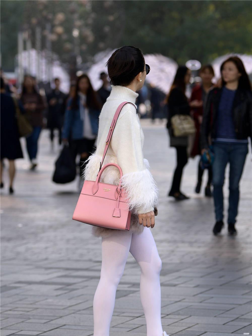 很独特的白色丝袜搭配白色运动鞋时尚街区都少见