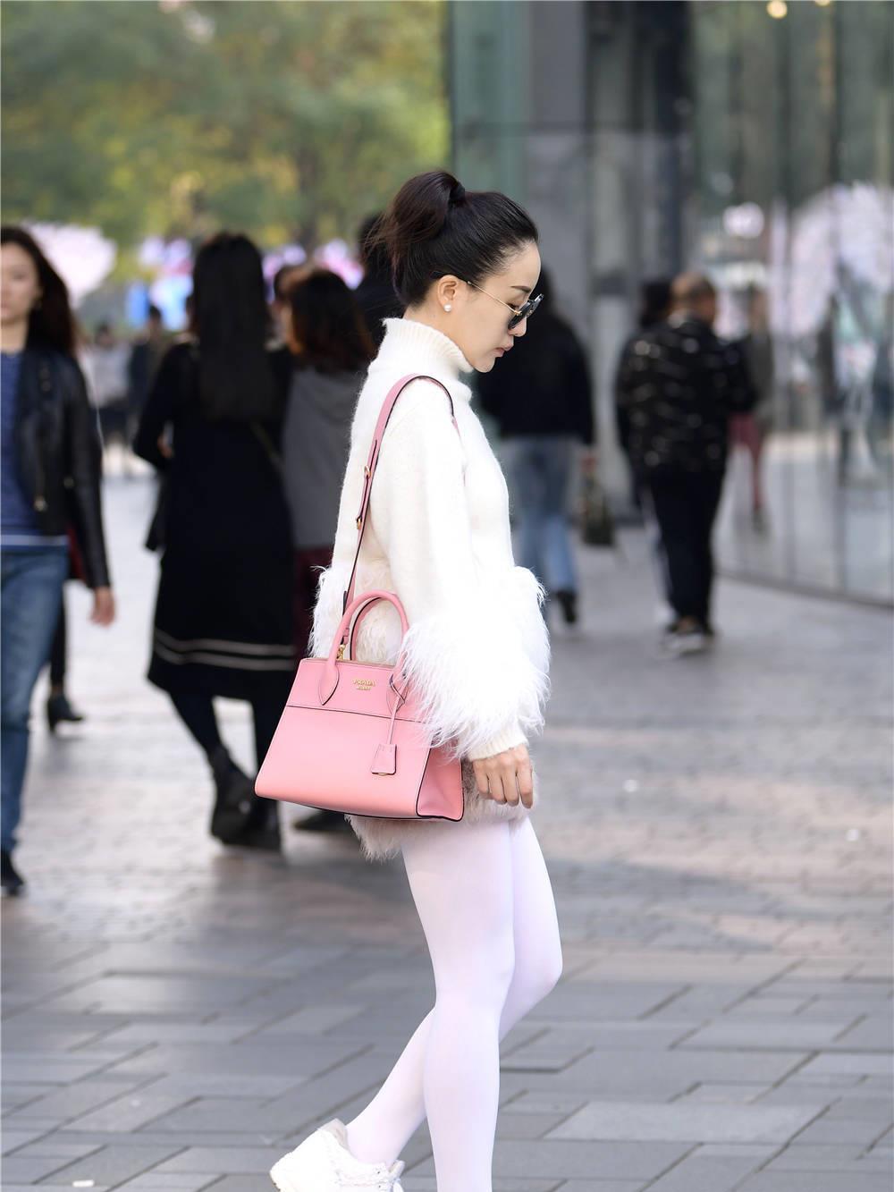 很独特的白色丝袜搭配白色运动鞋时尚街区都少见