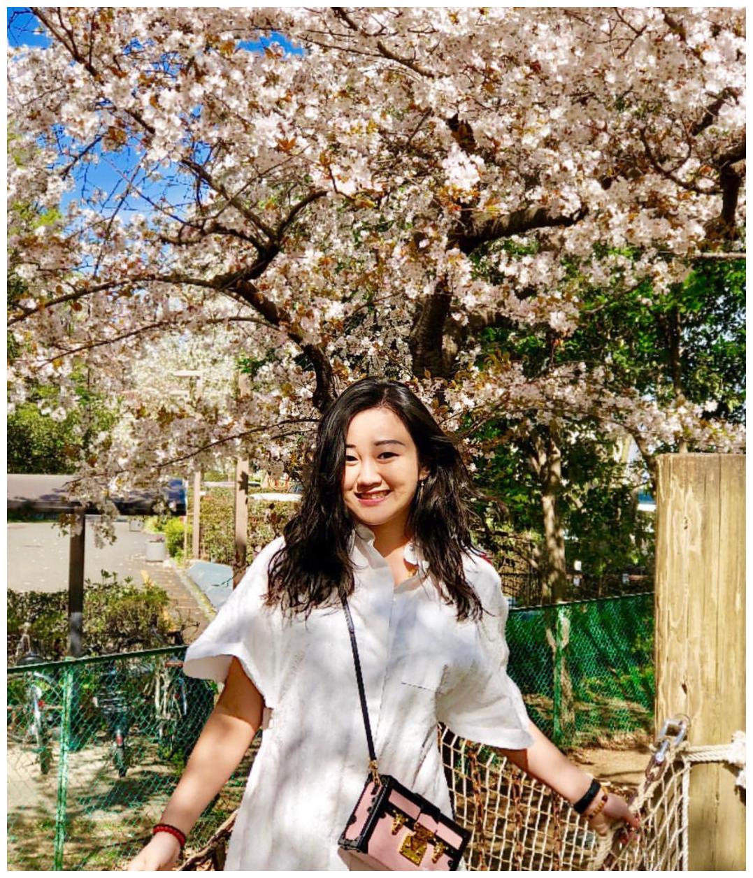 袁九儿何超欣和姚安娜是她的闺蜜18岁出席顶级名媛舞会