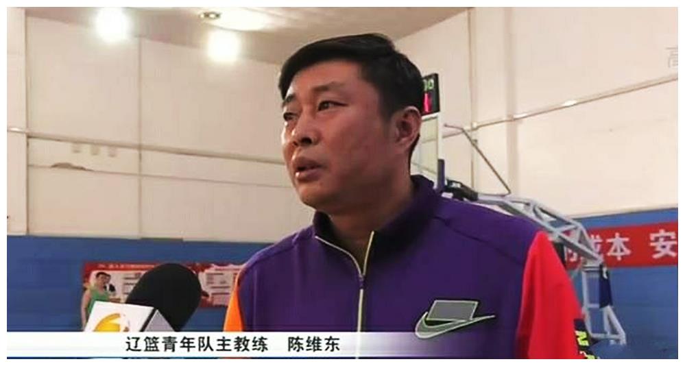 两功勋离队,三人获提拔,未来却让人担忧|卢伟|岳鹏飞|教练组_新浪新闻