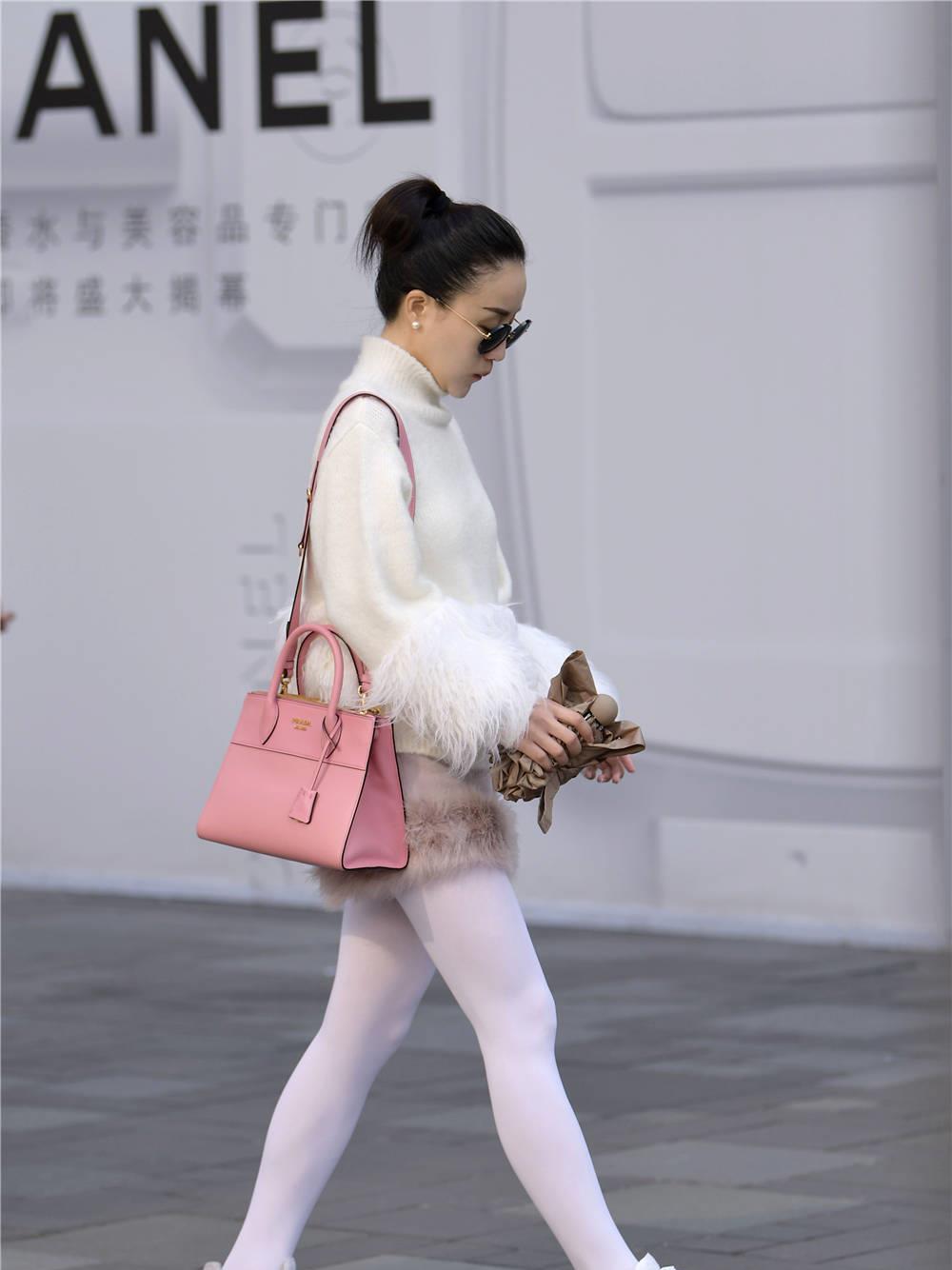 很独特的白色丝袜搭配白色运动鞋时尚街区都少见