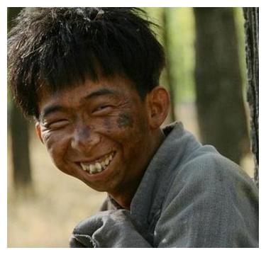 内地最丑男演员之一，演了多年丑角，妻子貌美如花