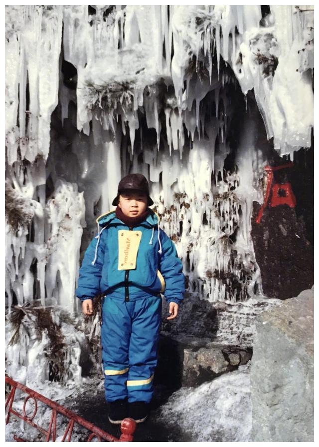 杜海涛儿童节晒童年照九宫格,从小胖到大,和现在长得一模一样!