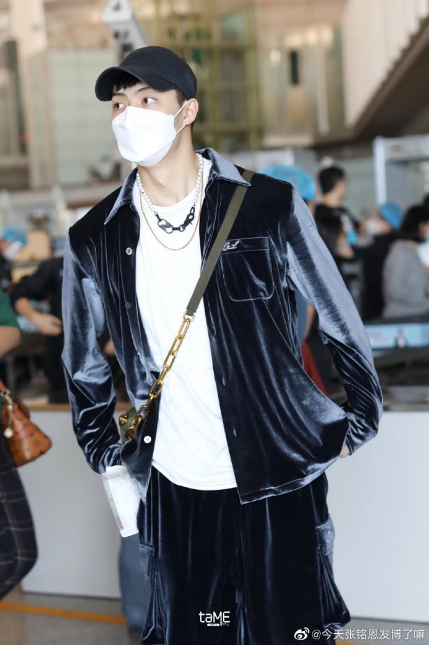 张铭恩机场造型一直在线时尚品味可圈可点自成风格