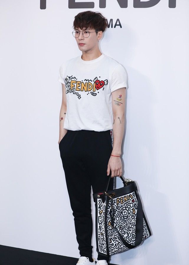 1 / 4 7月25日,上海,王嘉尔出席fendi&mr.doodle联名活动