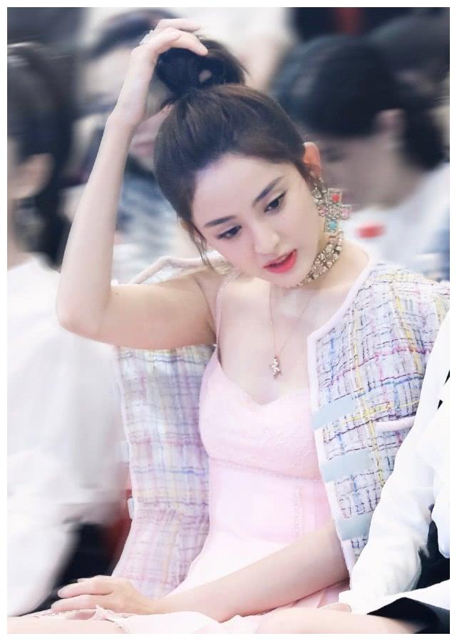 古力娜扎参加花儿与少年发布会粉色短裙笑容甜美网友娜扎太美