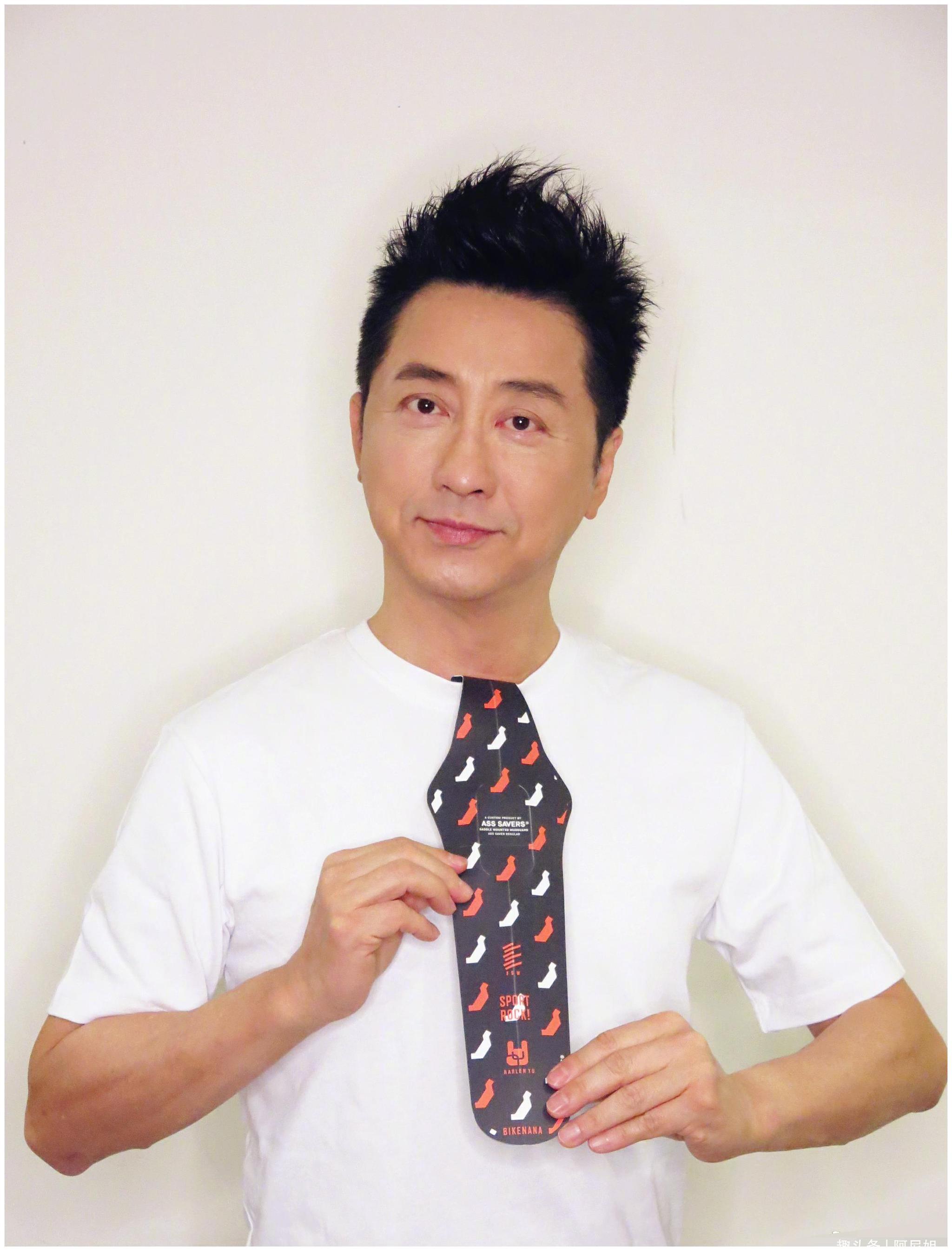 59岁庾澄庆晒搞怪近照,疑为儿子女装风波撑台,给小14岁娇妻买菜|女装