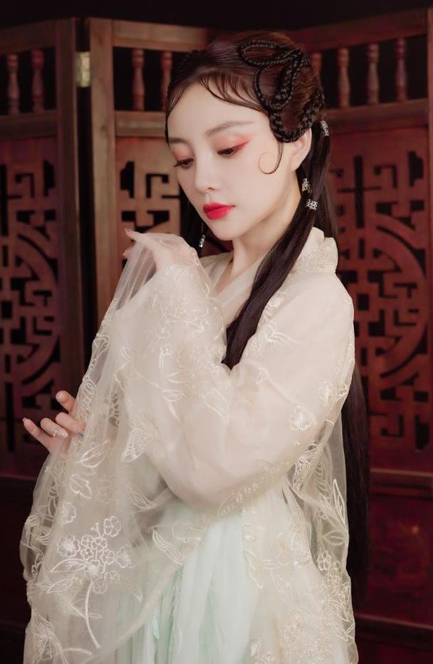 李小璐试水复出?晒出美颜古装写真,却没有往日的俏皮灵气