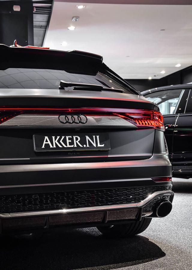 黑武士奥迪rsq8一股不怒而威的气势