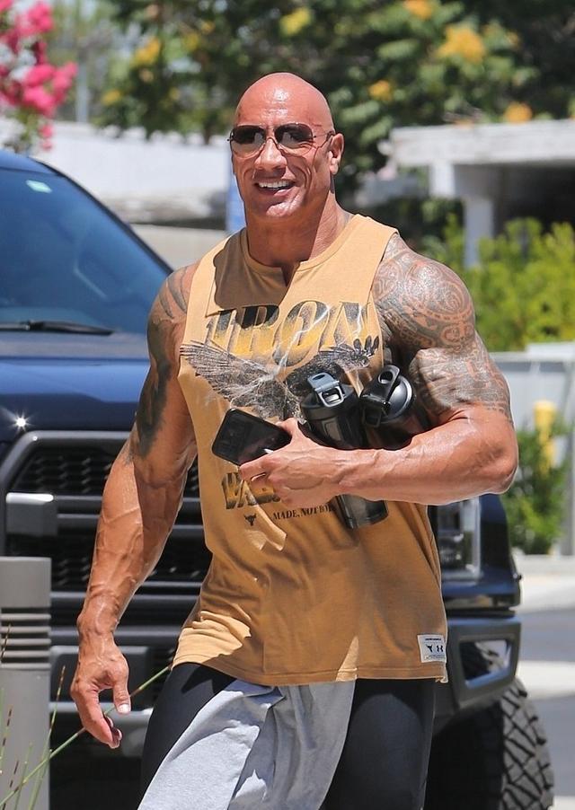 道恩·强森(dwayne johnson)现身街头,他穿着背心肌肉瞩目