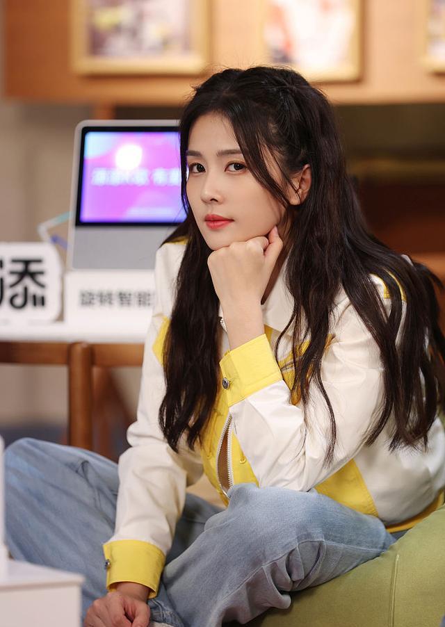 白鹿《奔跑吧》花絮释出灵气满满 梳双马尾笑容浅浅少女感十足_高清