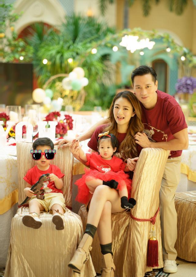 安以轩为女儿举办豪华派对现场梦幻又温馨一家四口幸福合影