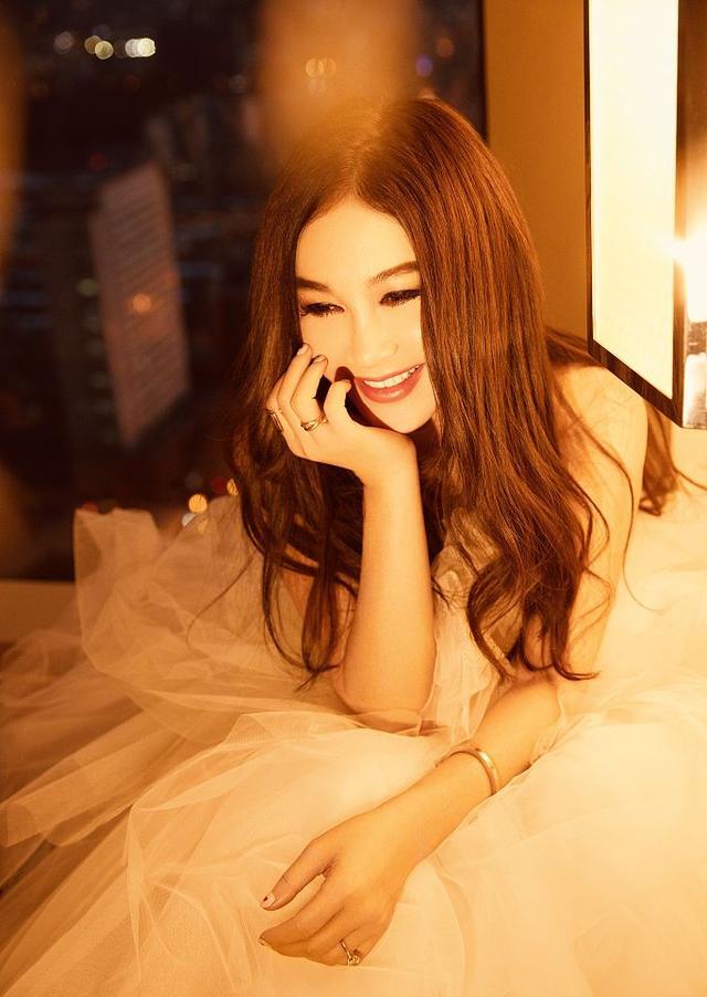 温碧霞亮相第16届长春电影节白裙造型宛如雪之精灵