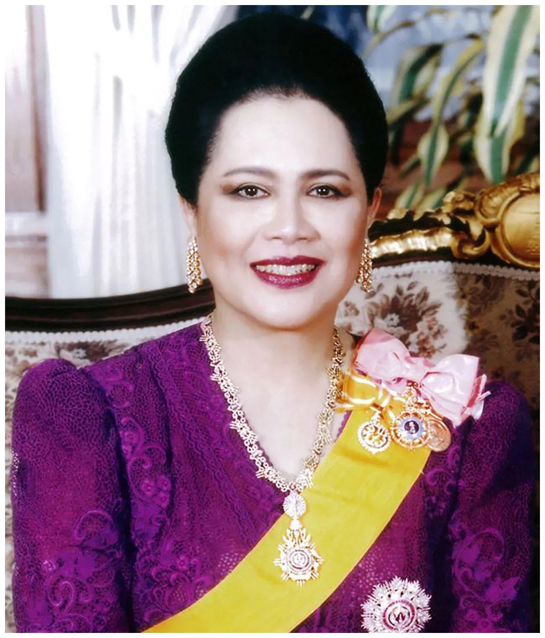 42岁苏提达接手6个诗丽吉头衔权力覆盖后宫下跪泰王果然值得