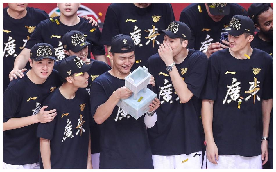 广东夺冠后续!阿联调侃躺冠,朱芳雨忘记第几冠,苏伟谈大哥哽咽